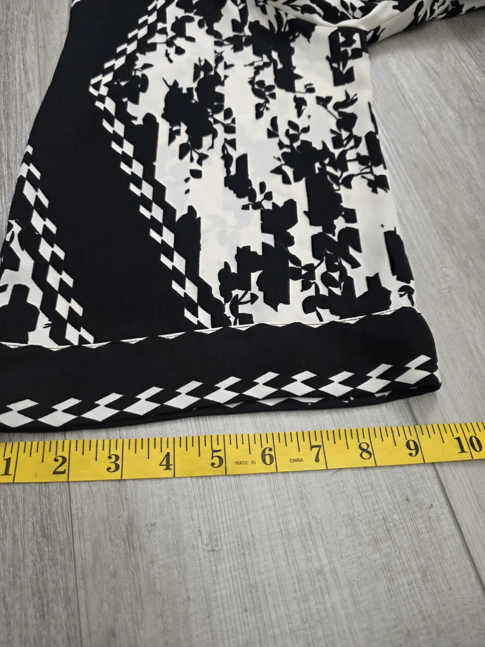 Cabi Black & White Floral V-Neck Dress Size Medium - Picture 14 of 14